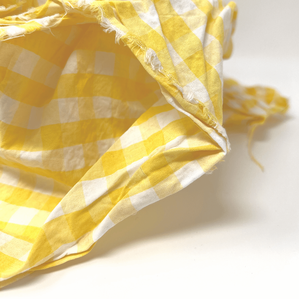 Ce magnifique tissu à carreaux jaune et blanc est léger et offre une excellente tenue